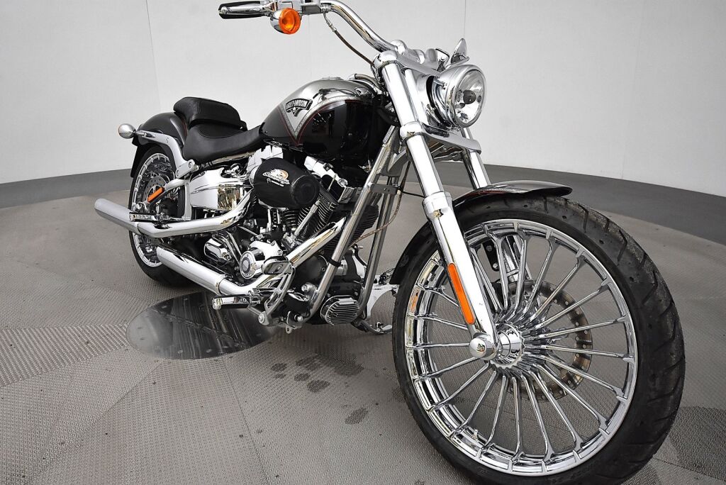 Harley-Davidson CVO 2013 Hieno Breakout Black Diamond ensimmäiseltä omistajalta / Screamin' Eagle / Vance & Hines / 21" Etuvanne / Hälytin /