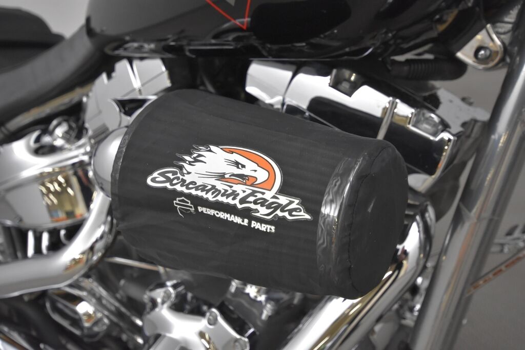 Harley-Davidson CVO 2013 Hieno Breakout Black Diamond ensimmäiseltä omistajalta / Screamin' Eagle / Vance & Hines / 21" Etuvanne / Hälytin /
