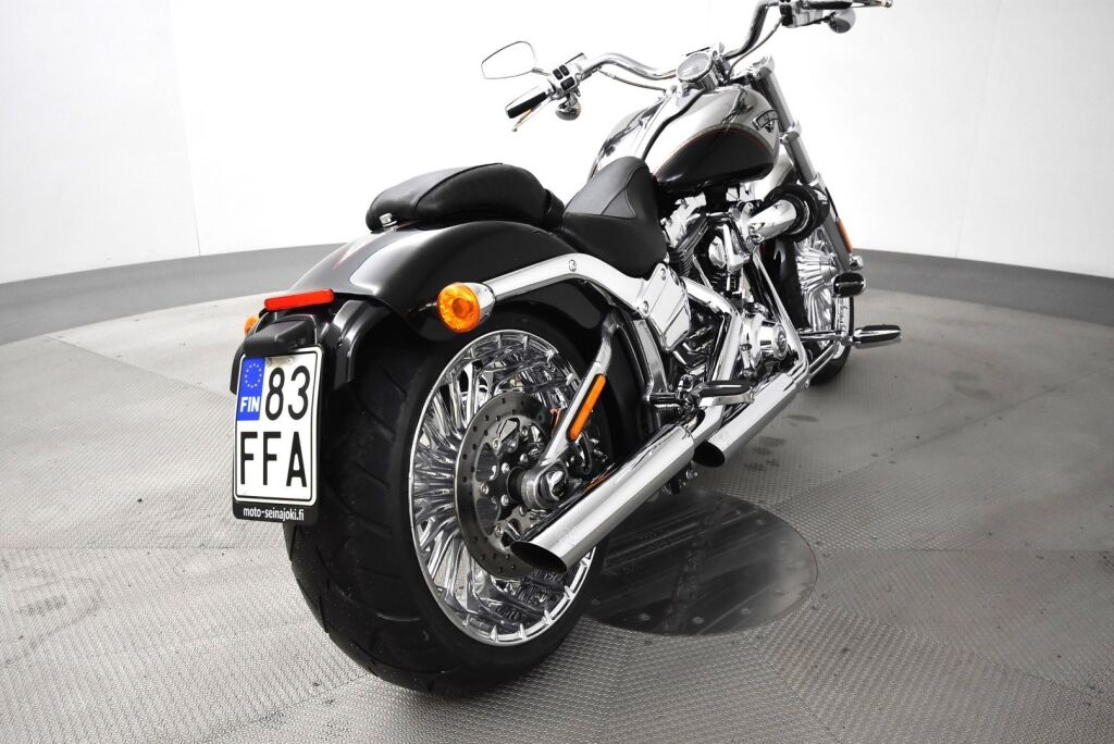Harley-Davidson CVO 2013 Hieno Breakout Black Diamond ensimmäiseltä omistajalta / Screamin' Eagle / Vance & Hines / 21" Etuvanne / Hälytin /