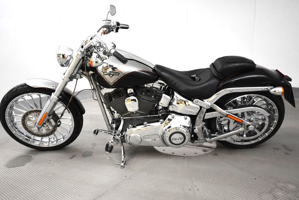 Harley-Davidson CVO 2013 Hieno Breakout Black Diamond ensimmäiseltä omistajalta / Screamin' Eagle / Vance & Hines / 21" Etuvanne / Hälytin /