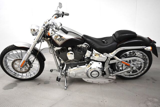 Harley-Davidson CVO 2013 Hieno Breakout Black Diamond ensimmäiseltä omistajalta / Screamin' Eagle / Vance & Hines / 21" Etuvanne / Hälytin /