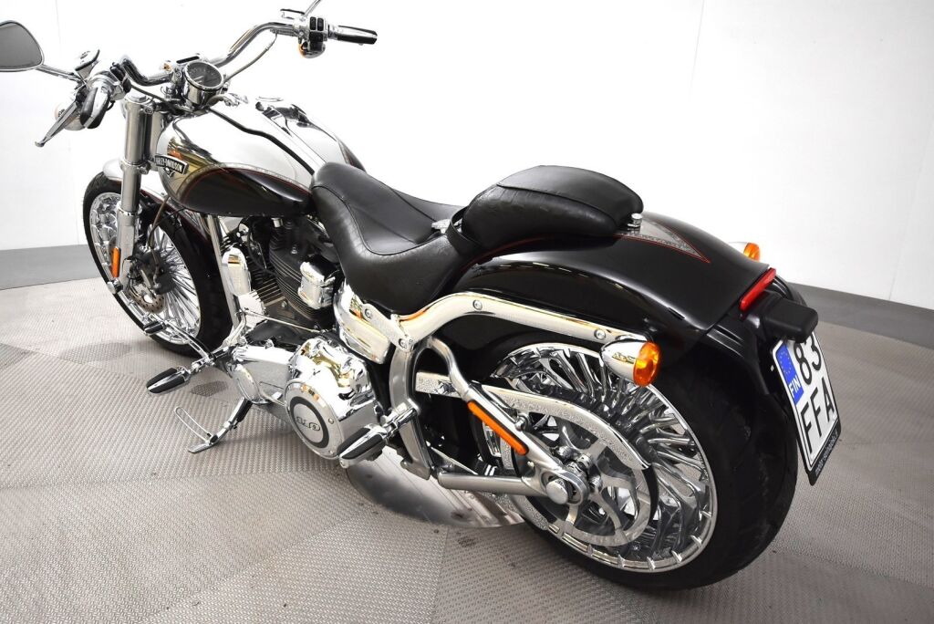 Harley-Davidson CVO 2013 Hieno Breakout Black Diamond ensimmäiseltä omistajalta / Screamin' Eagle / Vance & Hines / 21" Etuvanne / Hälytin /