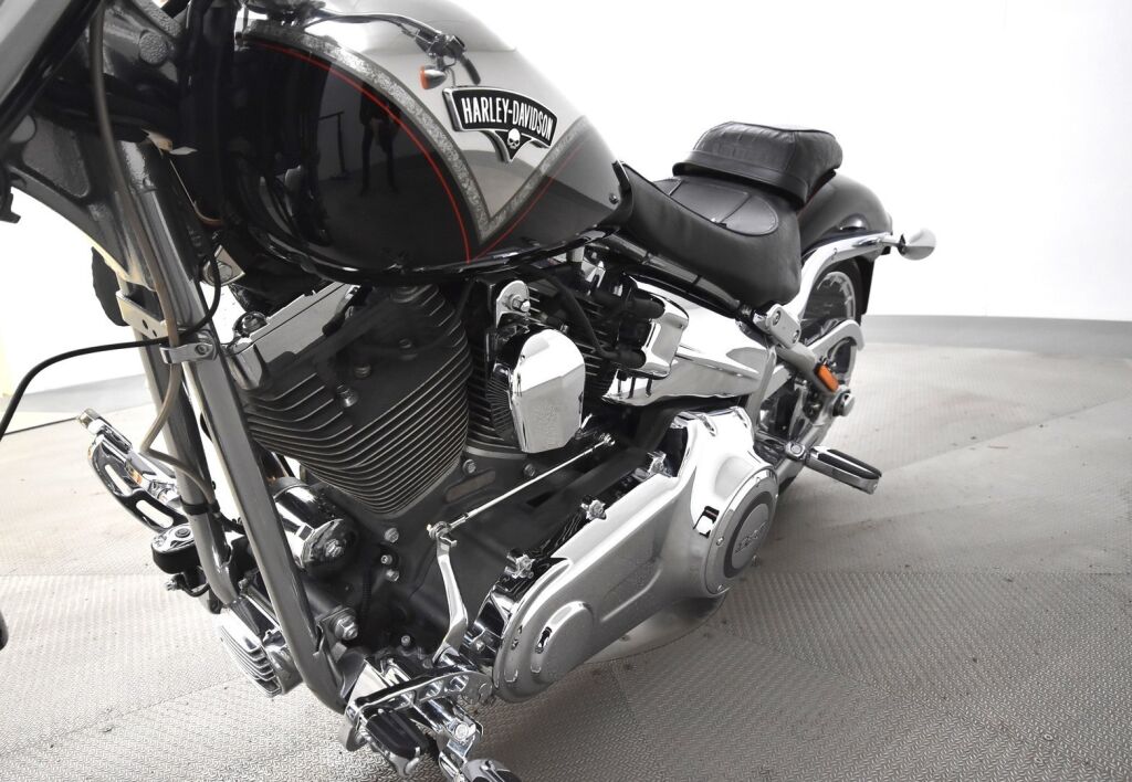 Harley-Davidson CVO 2013 Hieno Breakout Black Diamond ensimmäiseltä omistajalta / Screamin' Eagle / Vance & Hines / 21" Etuvanne / Hälytin /