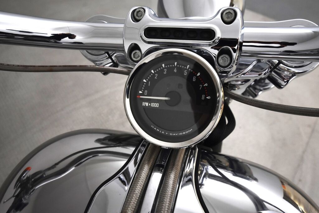 Harley-Davidson CVO 2013 Hieno Breakout Black Diamond ensimmäiseltä omistajalta / Screamin' Eagle / Vance & Hines / 21" Etuvanne / Hälytin /