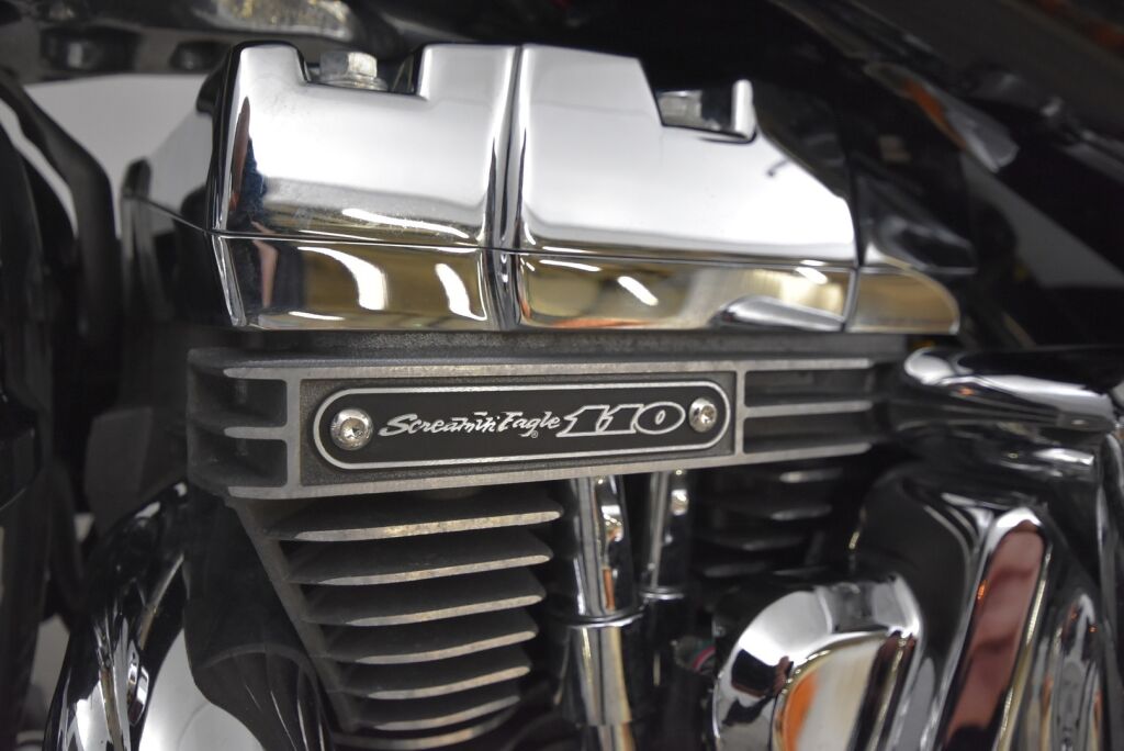 Harley-Davidson CVO 2013 Hieno Breakout Black Diamond ensimmäiseltä omistajalta / Screamin' Eagle / Vance & Hines / 21" Etuvanne / Hälytin /