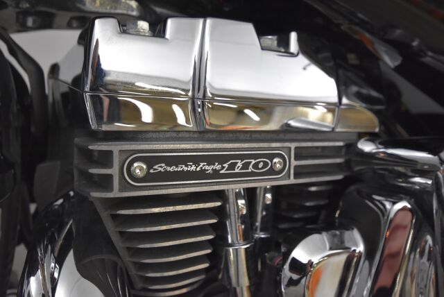 Harley-Davidson CVO 2013 Hieno Breakout Black Diamond ensimmäiseltä omistajalta / Screamin' Eagle / Vance & Hines / 21" Etuvanne / Hälytin /