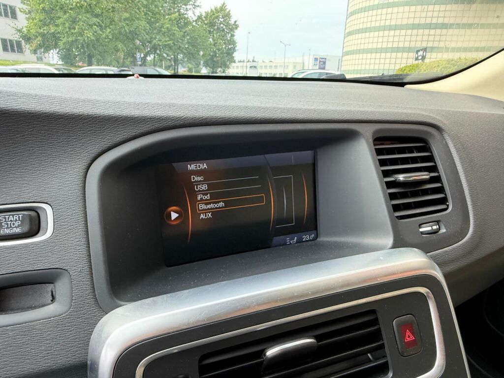 Volvo S60 2011 D3 Summum S/S aut / Blis / Adapt. vakkari / Nahkaverhoilu / Kuljettajan istuin muistilla