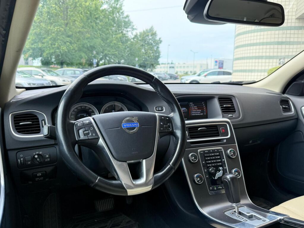 Volvo S60 2011 D3 Summum S/S aut / Blis / Adapt. vakkari / Nahkaverhoilu / Kuljettajan istuin muistilla