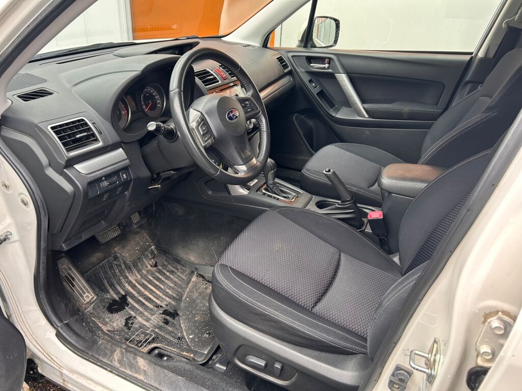 Subaru Forester 2015 2,0 XS TD CVT / 2-om. Suomiauto / Peruutuskamera / Webasto / Vetokoukku