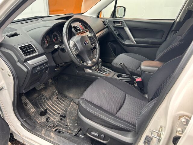 Subaru Forester 2015 2,0 XS TD CVT / 2-om. Suomiauto / Peruutuskamera / Webasto / Vetokoukku