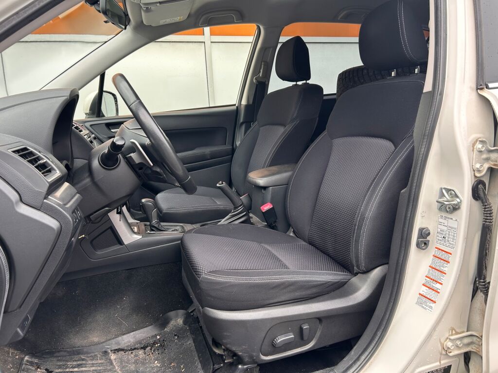 Subaru Forester 2015 2,0 XS TD CVT / 2-om. Suomiauto / Peruutuskamera / Webasto / Vetokoukku