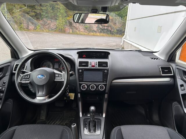 Subaru Forester 2015 2,0 XS TD CVT / 2-om. Suomiauto / Peruutuskamera / Webasto / Vetokoukku