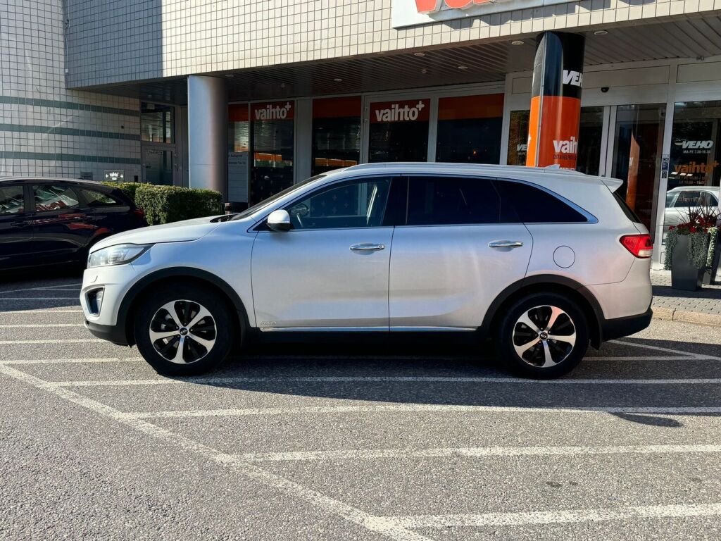 Kia Sorento 2015 2,2 CRDi AWD Business A/T 5P / Webasto / Vetokoukku / Navigointi / Peruutuskamera