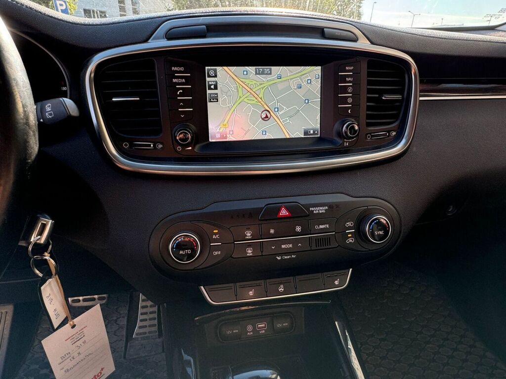 Kia Sorento 2015 2,2 CRDi AWD Business A/T 5P / Webasto / Vetokoukku / Navigointi / Peruutuskamera