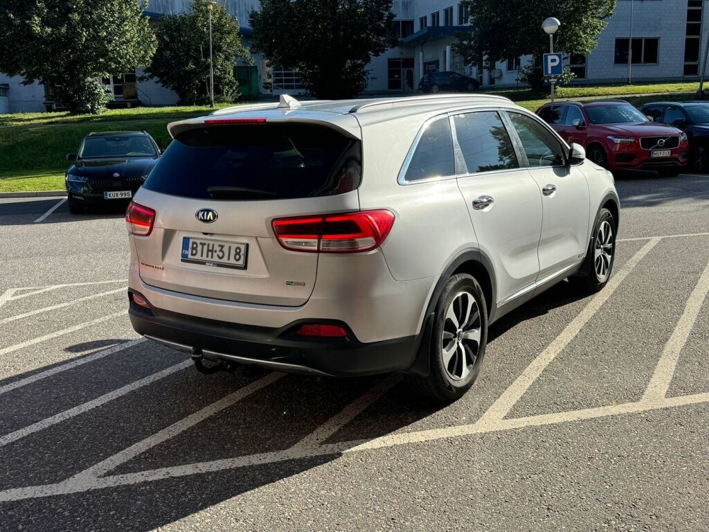 Kia Sorento 2015 2,2 CRDi AWD Business A/T 5P / Webasto / Vetokoukku / Navigointi / Peruutuskamera