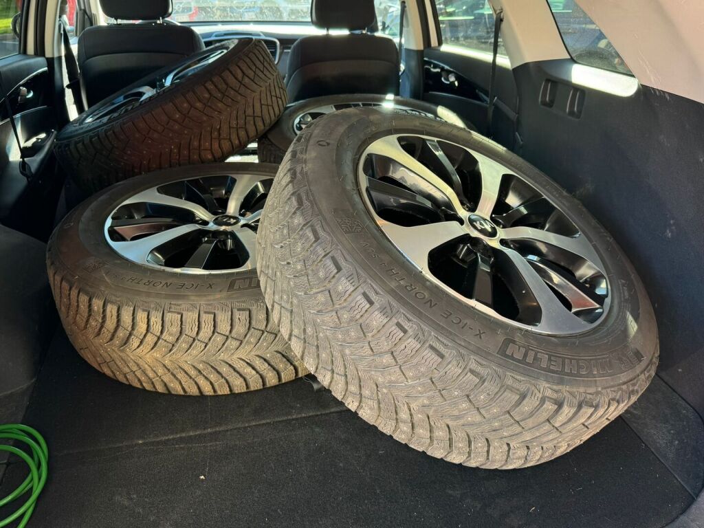 Kia Sorento 2015 2,2 CRDi AWD Business A/T 5P / Webasto / Vetokoukku / Navigointi / Peruutuskamera