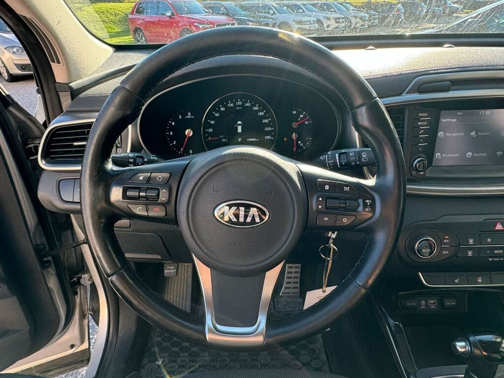 Kia Sorento 2015 2,2 CRDi AWD Business A/T 5P / Webasto / Vetokoukku / Navigointi / Peruutuskamera