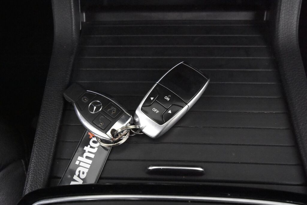 Mercedes-Benz GLE 2016 350 d 4Matic AMG / Webasto / Koukku / Kamera / Navi / Nahkasisusta /  Led valot