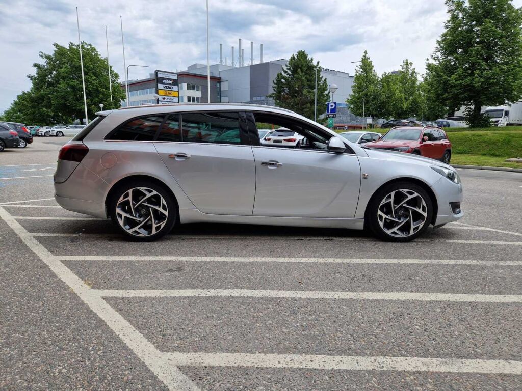 Opel Insignia 2017 Sports Tourer Sport 2,0 CDTI 4x4 125kW AT6 / Navi / Koukku / Nahkasisusta / Mustipenkki / Acc
