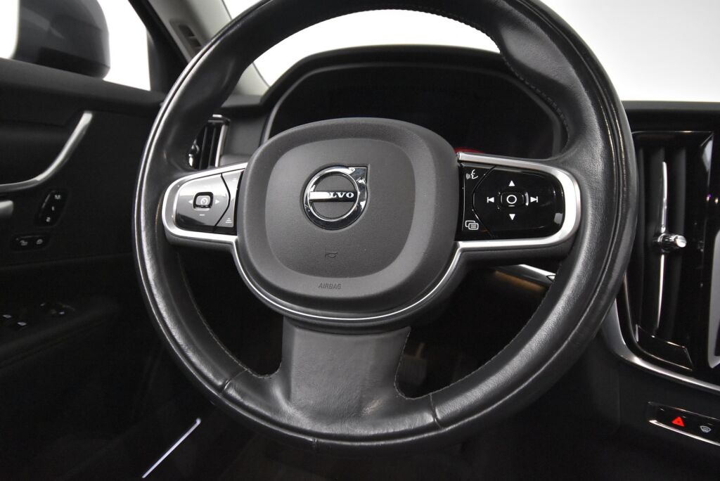 Volvo V90 Cross Country 2017 D4  AWD Pro aut / Vetokoukku / HUD / VOC / BLIS / Adapt. vakkari / 360-kamera /
