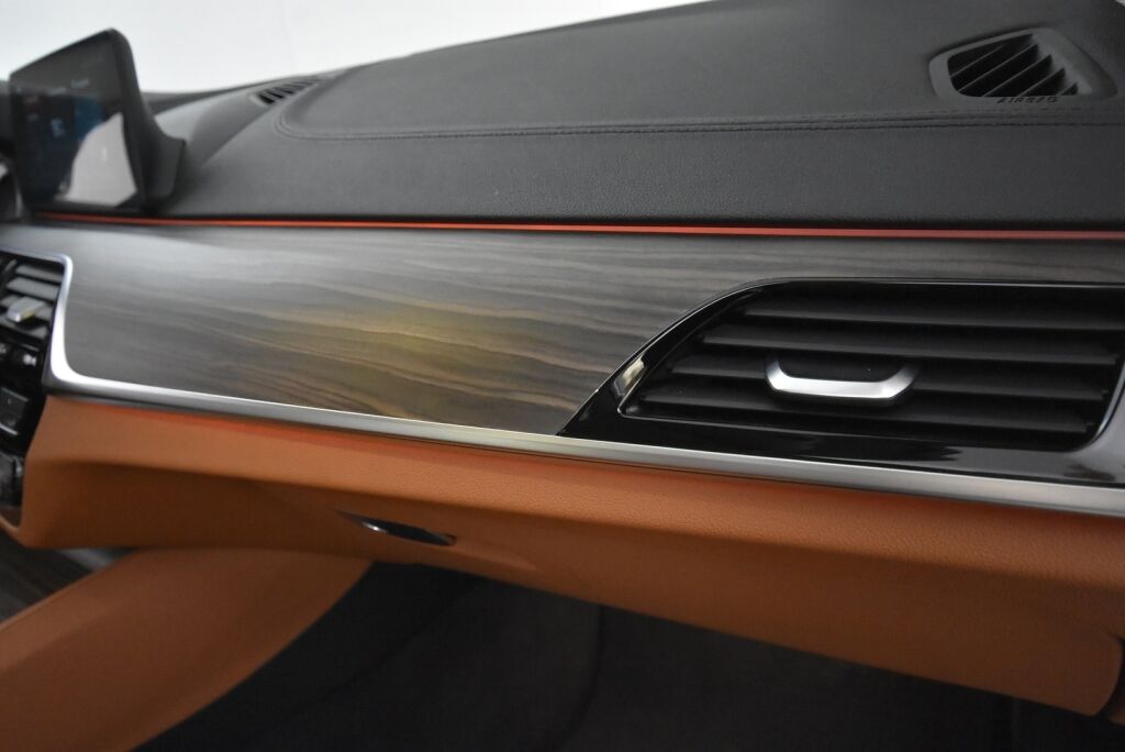 BMW 520 2017 G30 Sedan 520i A Business / Adaptiivinen vakionopeussäädin/ Harman Kardon / Tehdaskoukku/ Nahkat