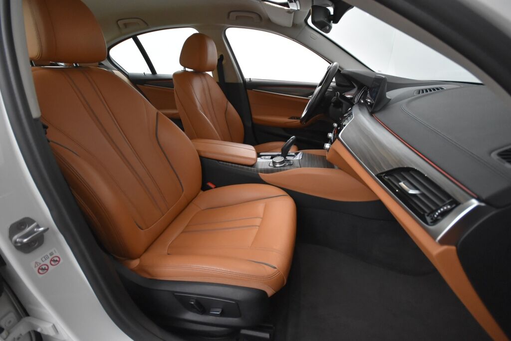 BMW 520 2017 G30 Sedan 520i A Business / Adaptiivinen vakionopeussäädin/ Harman Kardon / Tehdaskoukku/ Nahkat