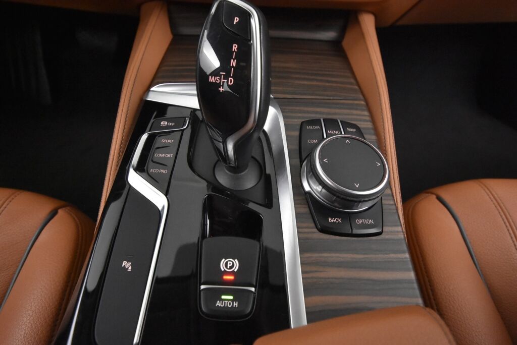 BMW 520 2017 G30 Sedan 520i A Business / Adaptiivinen vakionopeussäädin/ Harman Kardon / Tehdaskoukku/ Nahkat