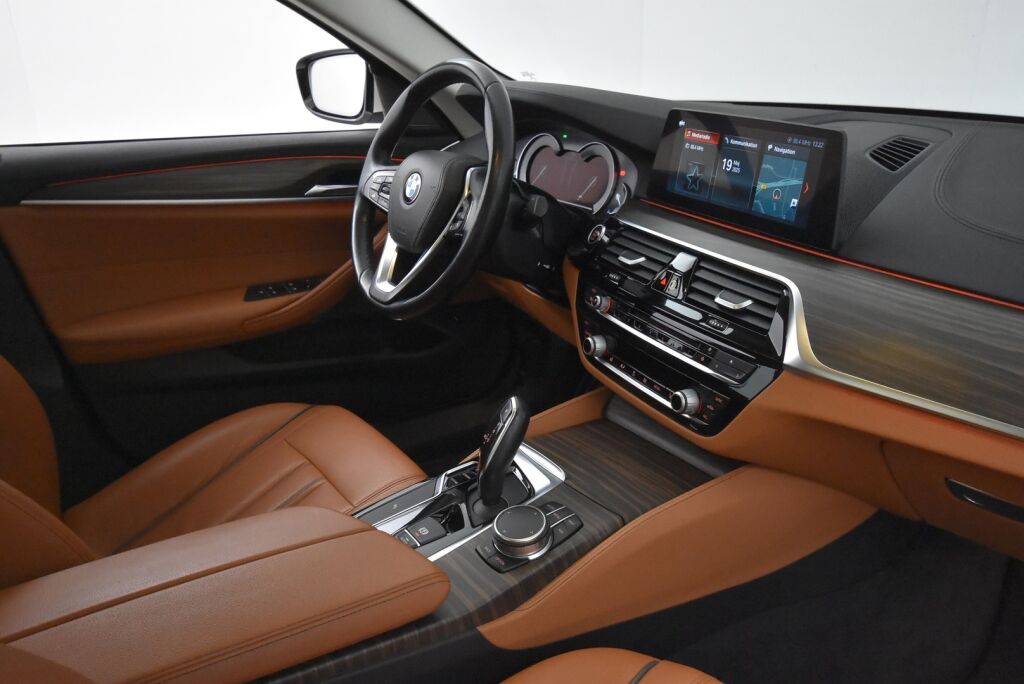 BMW 520 2017 G30 Sedan 520i A Business / Adaptiivinen vakionopeussäädin/ Harman Kardon / Tehdaskoukku/ Nahkat