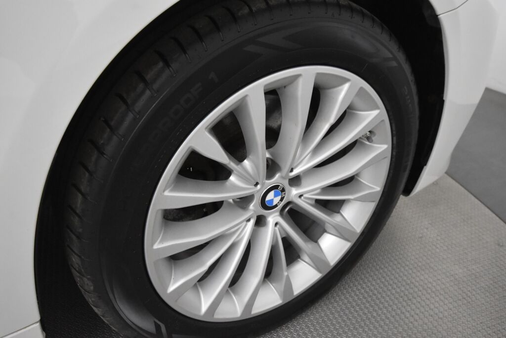 BMW 520 2017 G30 Sedan 520i A Business / Adaptiivinen vakionopeussäädin/ Harman Kardon / Tehdaskoukku/ Nahkat