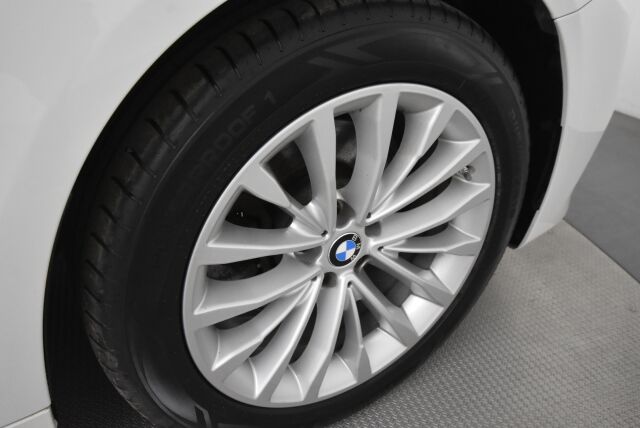 BMW 520 2017 G30 Sedan 520i A Business / Adaptiivinen vakionopeussäädin/ Harman Kardon / Tehdaskoukku/ Nahkat
