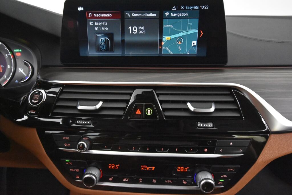 BMW 520 2017 G30 Sedan 520i A Business / Adaptiivinen vakionopeussäädin/ Harman Kardon / Tehdaskoukku/ Nahkat