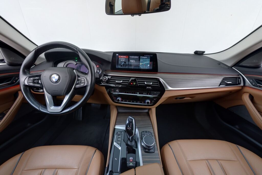 BMW 520 2017 G30 Sedan 520i A Business / Adaptiivinen vakionopeussäädin/ Harman Kardon / Tehdaskoukku/ Nahkat