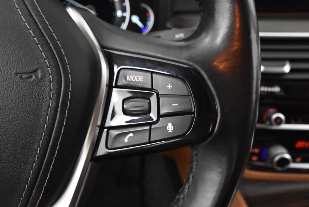 BMW 520 2017 G30 Sedan 520i A Business / Adaptiivinen vakionopeussäädin/ Harman Kardon / Tehdaskoukku/ Nahkat
