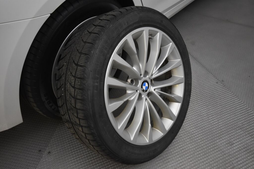 BMW 520 2017 G30 Sedan 520i A Business / Adaptiivinen vakionopeussäädin/ Harman Kardon / Tehdaskoukku/ Nahkat