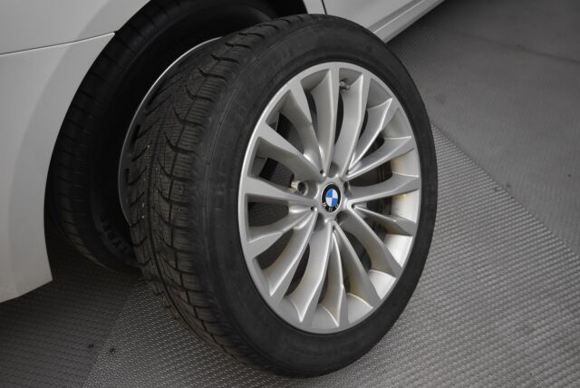 BMW 520 2017 G30 Sedan 520i A Business / Adaptiivinen vakionopeussäädin/ Harman Kardon / Tehdaskoukku/ Nahkat