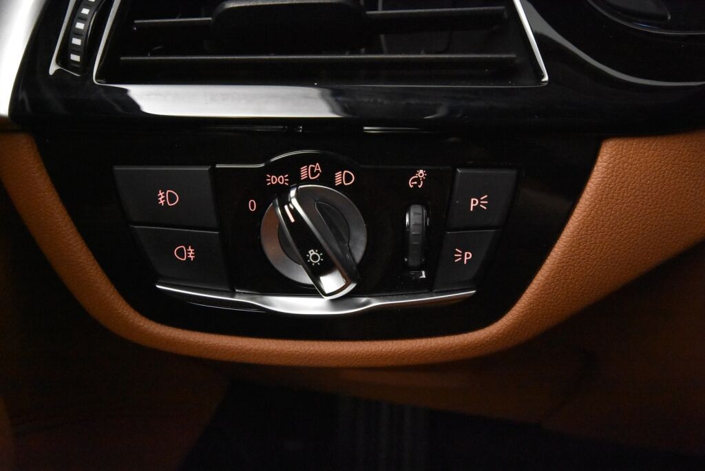 BMW 520 2017 G30 Sedan 520i A Business / Adaptiivinen vakionopeussäädin/ Harman Kardon / Tehdaskoukku/ Nahkat
