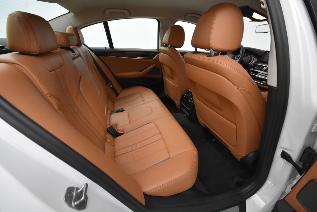 BMW 520 2017 G30 Sedan 520i A Business / Adaptiivinen vakionopeussäädin/ Harman Kardon / Tehdaskoukku/ Nahkat