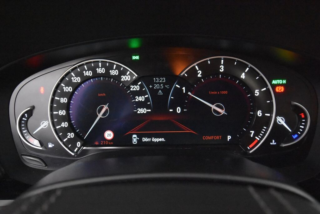 BMW 520 2017 G30 Sedan 520i A Business / Adaptiivinen vakionopeussäädin/ Harman Kardon / Tehdaskoukku/ Nahkat