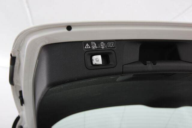 Mercedes-Benz C 2018 180 T A Edition Avantgarde / 2-om. Suomiauto / Burmester / 360-kamera / Vetokoukku