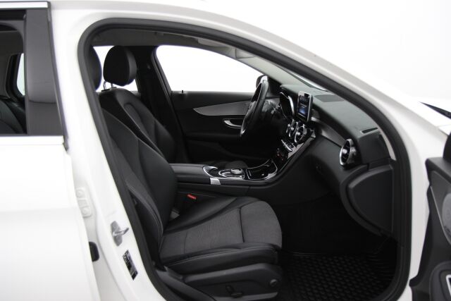 Mercedes-Benz C 2018 180 T A Edition Avantgarde / 2-om. Suomiauto / Burmester / 360-kamera / Vetokoukku