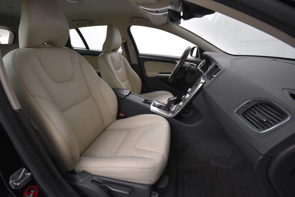 Volvo V60 2017 D3 Business Classic Summum aut / Webasto / Koukku/ Nahkaverhoilu