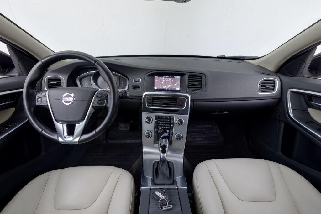 Volvo V60 2017 D3 Business Classic Summum aut / Webasto / Koukku/ Nahkaverhoilu