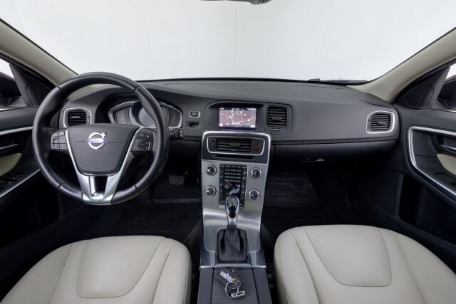 Volvo V60 2017 D3 Business Classic Summum aut / Webasto / Koukku/ Nahkaverhoilu