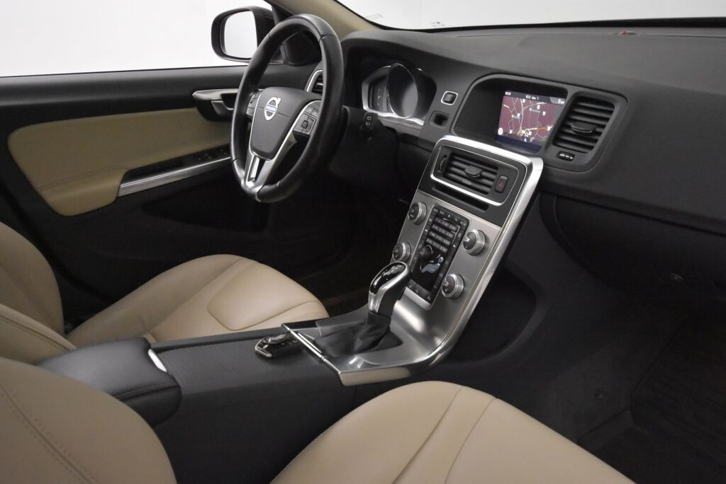 Volvo V60 2017 D3 Business Classic Summum aut / Webasto / Koukku/ Nahkaverhoilu