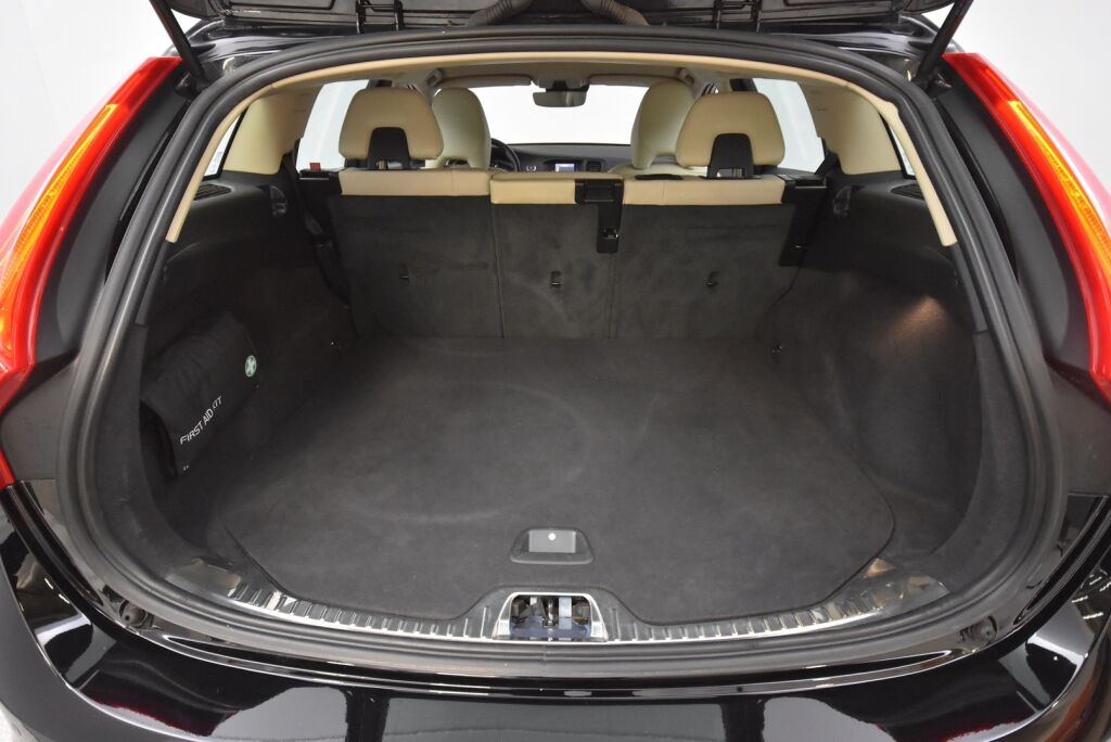 Volvo V60 2017 D3 Business Classic Summum aut / Webasto / Koukku/ Nahkaverhoilu