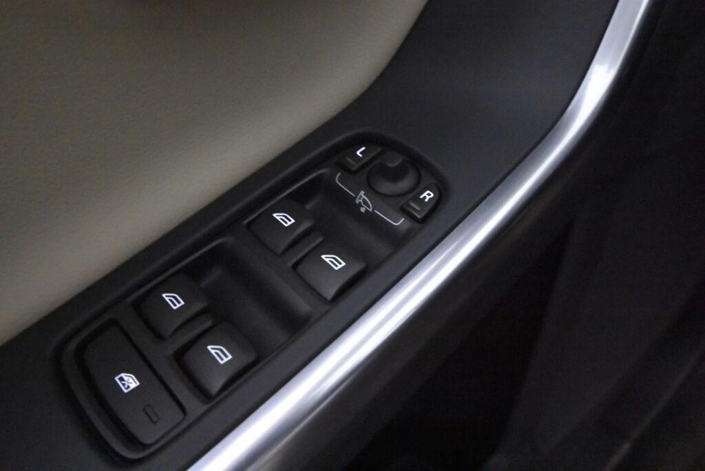 Volvo V60 2017 D3 Business Classic Summum aut / Webasto / Koukku/ Nahkaverhoilu