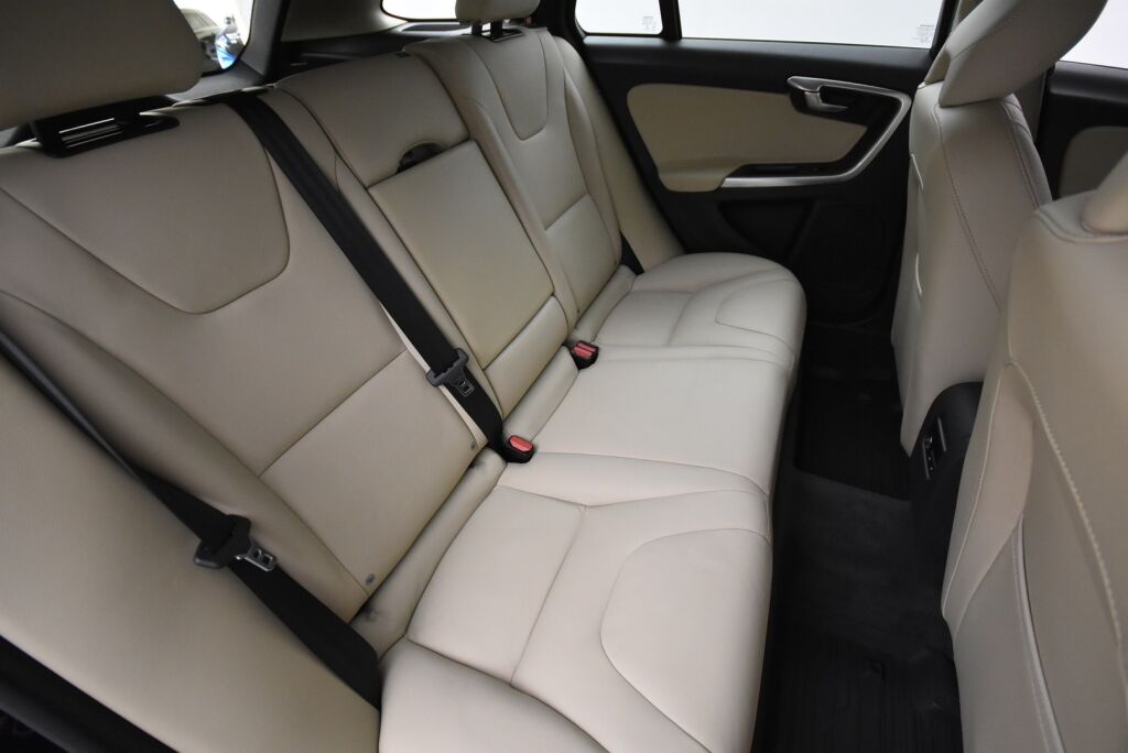 Volvo V60 2017 D3 Business Classic Summum aut / Webasto / Koukku/ Nahkaverhoilu