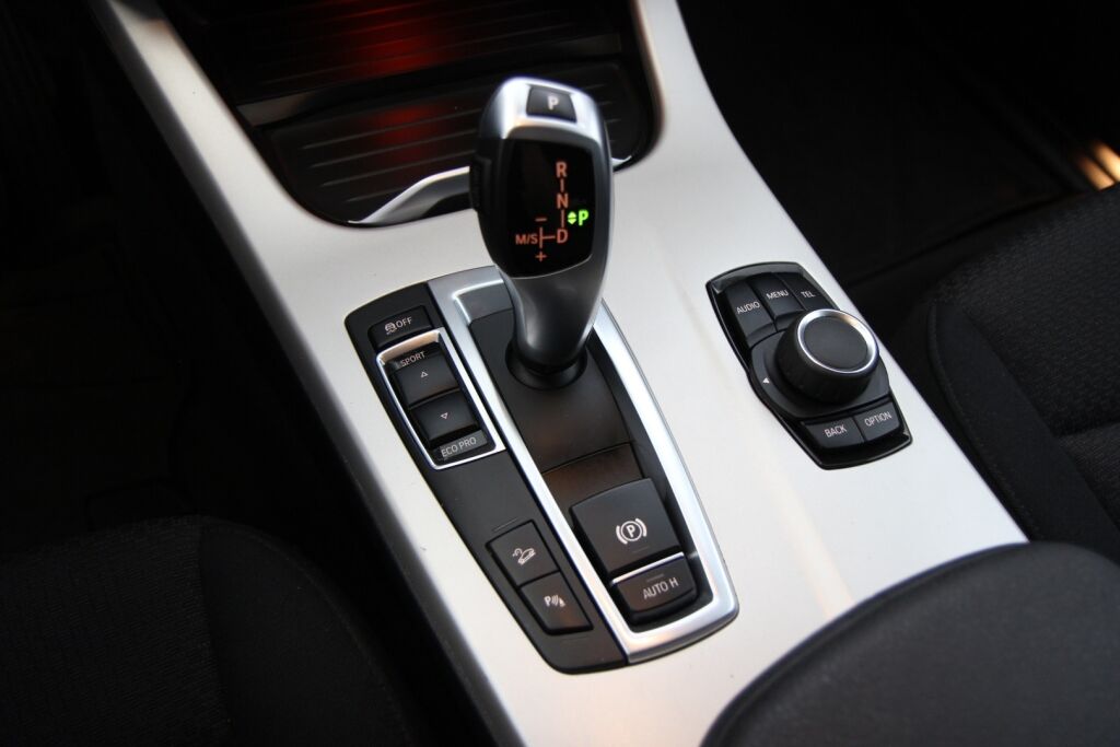 BMW X3 2015 F25 xDrive20d A Business / Uudet kesärenkaat / Tutkat eteen ja taakse