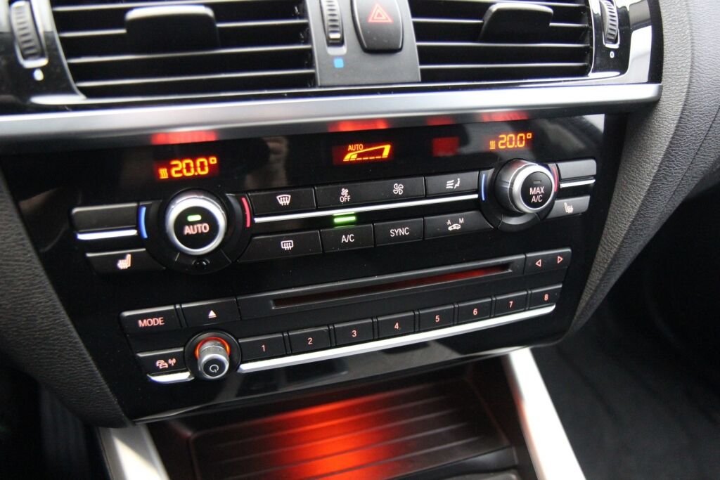 BMW X3 2015 F25 xDrive20d A Business / Uudet kesärenkaat / Tutkat eteen ja taakse