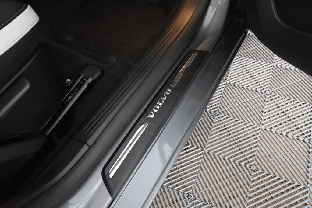 Volvo V40 2019 T2 Dynamic Edition aut / LED / Keyless / Webasto / VOC / Jakopää + huolto 6/25